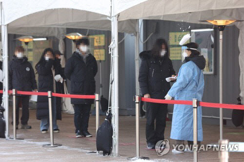 방역지침 일부 완화에 따라 카페에서도 매장에서 커피를 마실 수 있게 됐다. 그러나 현 방역 단계는 그대로 유지된다. 수도권 한 임시 선별검사소에서 코로나19 검사를 받기 위해 기다리는 시민들. 연합뉴스